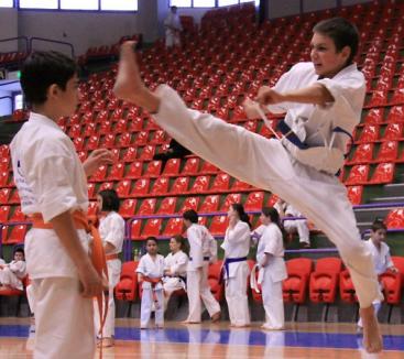 Clubul Good Dragon organizează întreceri de karate shotokan în ştrand